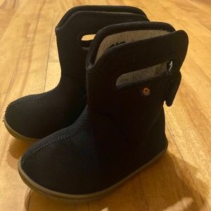 Toddler pull on bog boots. Size 8